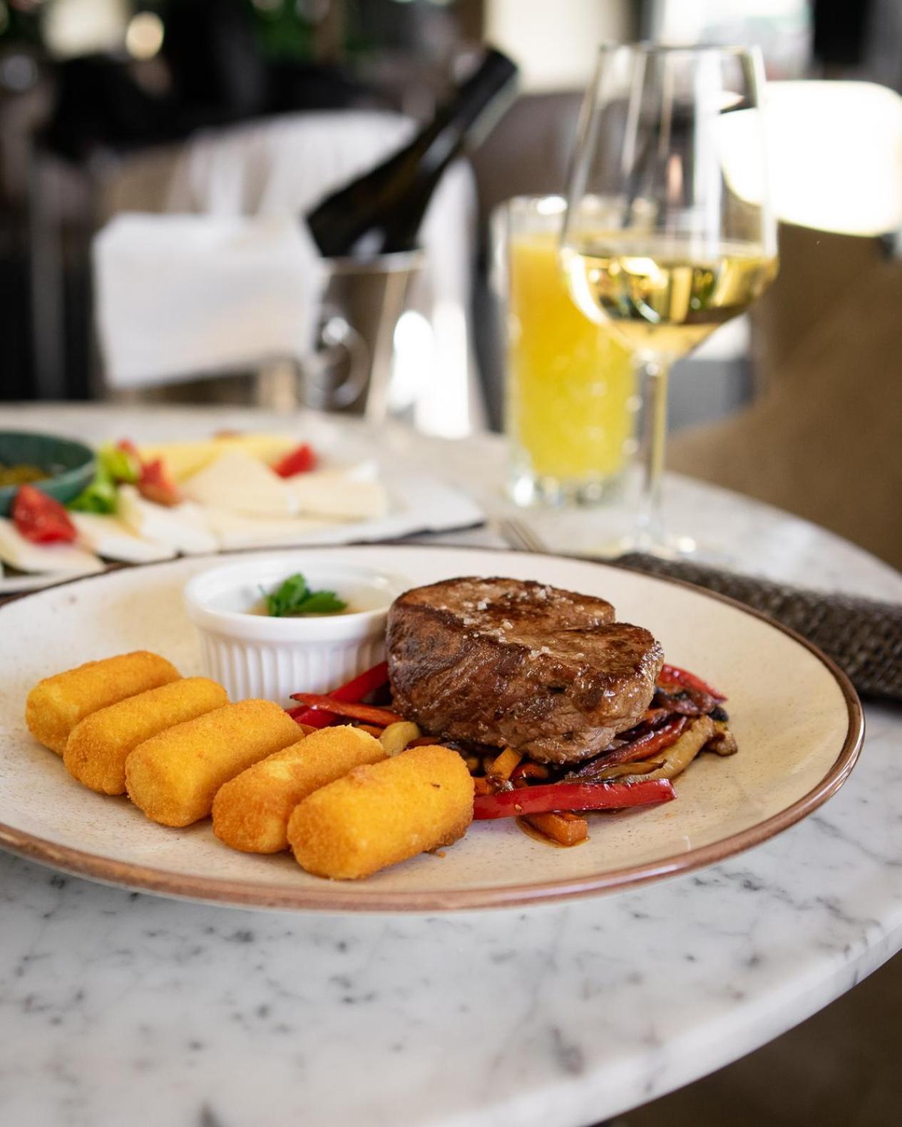 Hotel Balkan Centar 비옐리나 외부 사진